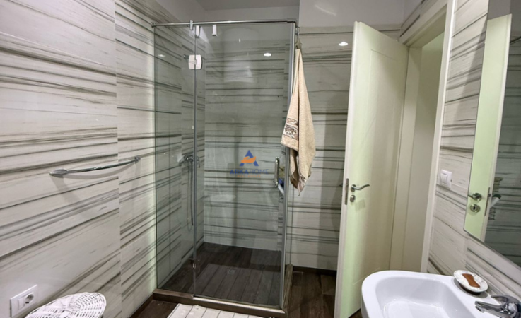 Tirane, jepet me qera apartament 1+1+BALLKON TE AMBASADOR 3,STADIUMI AIR ALBANIA 1300 EURO