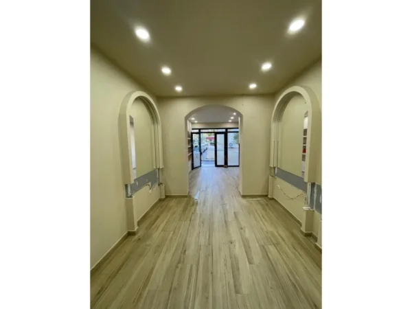 Tirane, jepet me qera dyqan Kati 0, 40 m² 500 € 
