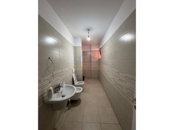 Tirane, jepet me qera apartament 1+1+Ballkon Kati 3, 450 € (Rruga Teodor Keko)