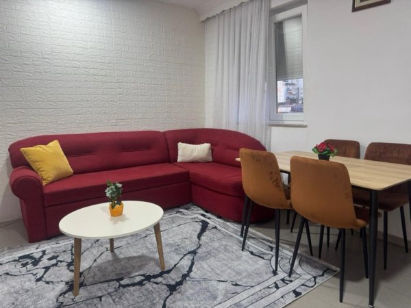 Tirane, jepet me qera apartament 1+1 Kati 3, 65 m² 500 € (Pazari i Ri, Pranë Shkollës Kuqe)