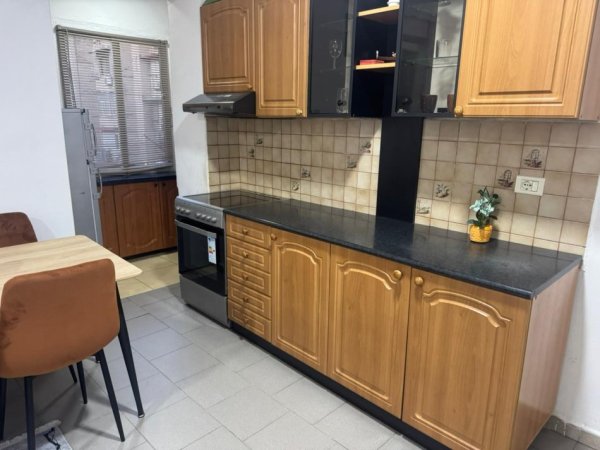 Tirane, jepet me qera apartament 1+1 Kati 3, 65 m² 500 € (Pazari i Ri, Pranë Shkollës Kuqe)