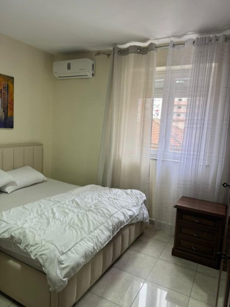 Tirane, jepet me qera apartament 1+1 Kati 3, 65 m² 500 € (Pazari i Ri, Pranë Shkollës Kuqe)