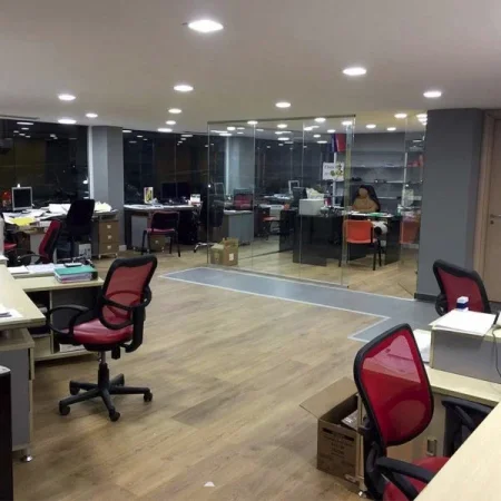 Tirane, jap me qera ambjent biznesi Kati 0, 1.230 m² 3.000 € (Kopshti Botanik)