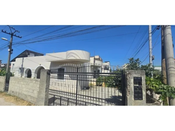 Tirane, shes 3+1 Kati 1, 282 m² 170.000 € (Kombinati)