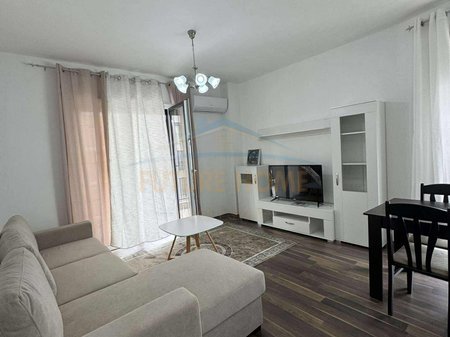 Tirane, jepet me qera apartament 2+1 Kati 3, 88 m² 500 € (UNAZA RE ,KOMPLEKSI JOLLA)