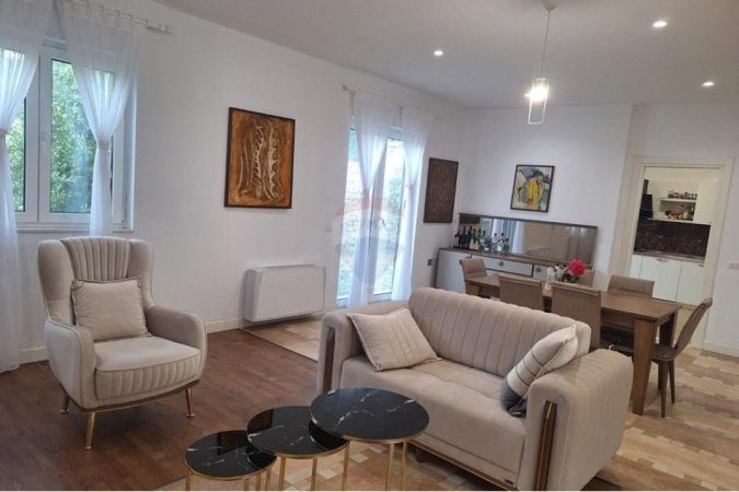 Tirane, jepet me qera Vile 4+1+Ballkon , 525 m² 1.800 € 