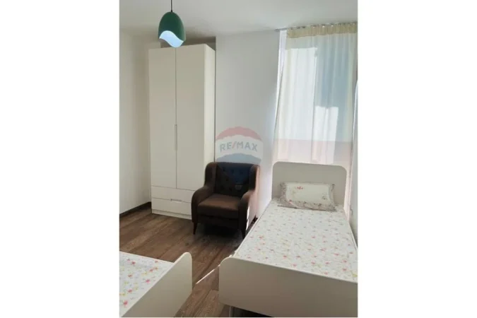 Tirane, shitet apartament 2+1+Ballkon , 100 m² 