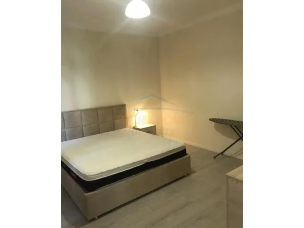 Tirane, jepet me qera Vile 1+1 Kati 1, 60 m² 400 € (PRANE KOMPLEKSIT GRAND)