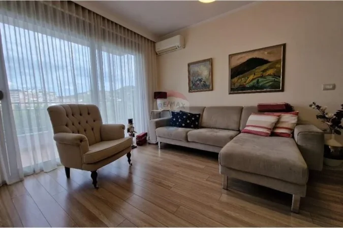 Tirane, jepet me qera apartament 1+1 , 65 m² 600 € (Rruga Hamdi Sina, Liqeni I Thatë, Tiranë)