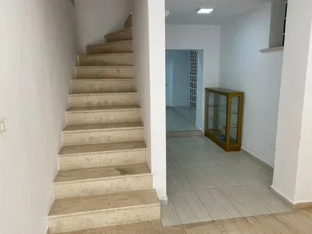 Tirane, jepet me qera ambjent biznesi , 122 m² 1.500 € 