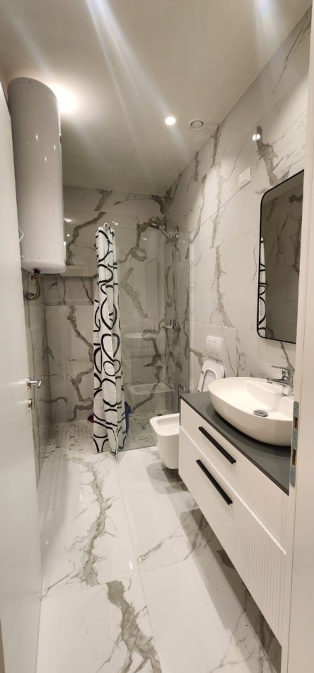 Tirane, jepet me qera apartament 2+1+Ballkon Kati 11, 2.300 € (Rezidenca Lake View)