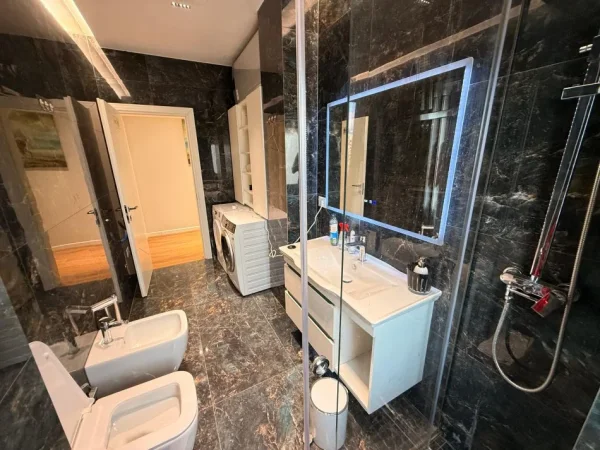 Tirane, jepet me qera apartament 2+1 Kati 5, 1.200 € 