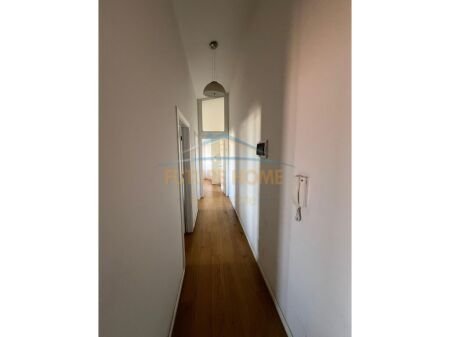 Tirane, jepet me qera apartament 3+1 Kati 1, 97 m² 800 € 
