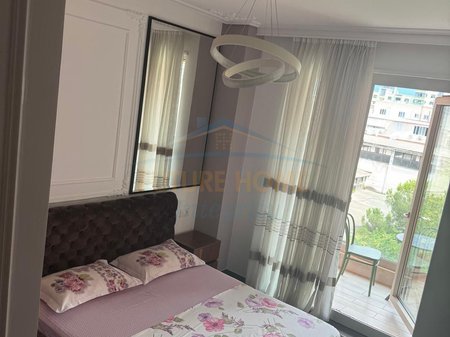 Tirane, jepet me qera apartament 3+1 Kati 4, 127 m² 1.500 € 