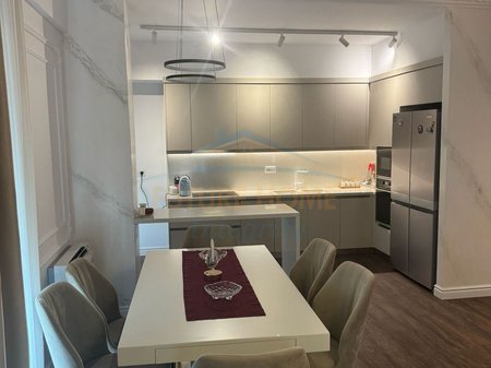 Tirane, jepet me qera apartament 3+1 Kati 4, 127 m² 1.500 € 