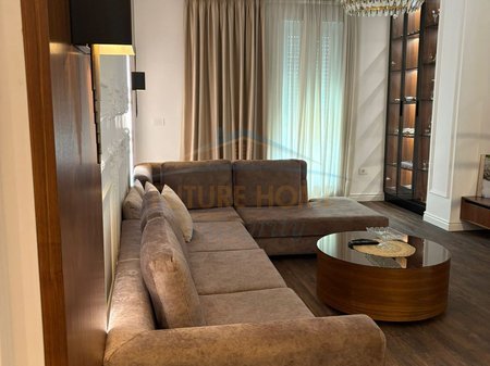 Tirane, jepet me qera apartament 3+1 Kati 4, 127 m² 1.500 € 