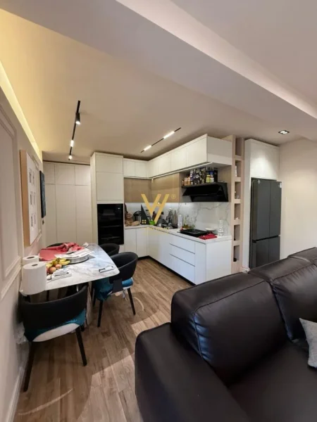 Tirane, jepet me qera apartament 2+1+Ballkon Kati 1, 88 m² 950 € (RRUGA PETI)