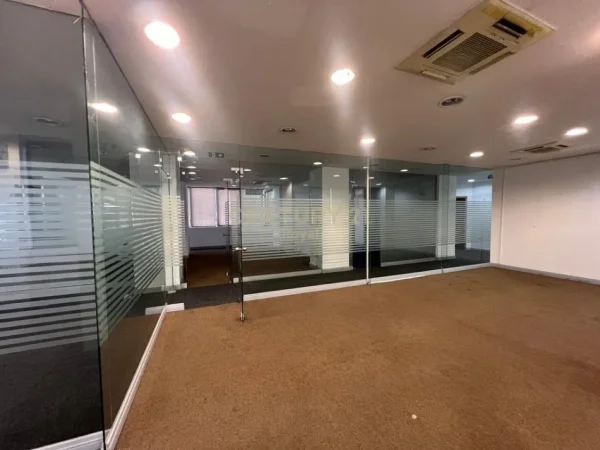 Tirane, jepet me qera ambjent biznesi Kati 4, 235 m² 2.500 € (Zogu i Zi)