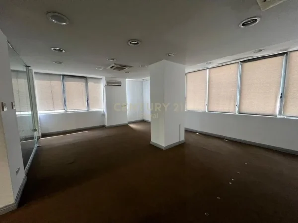 Tirane, jepet me qera ambjent biznesi Kati 4, 235 m² 2.500 € (Zogu i Zi)