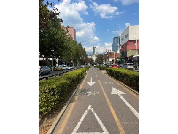 Tirane, jepet me qera ambjent biznesi Kati 0, 66 m² 1.600 € 