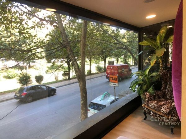 Tirane, jepet me qera ambjent biznesi Kati 2, 91 m² 2.000 € (BLLOK)