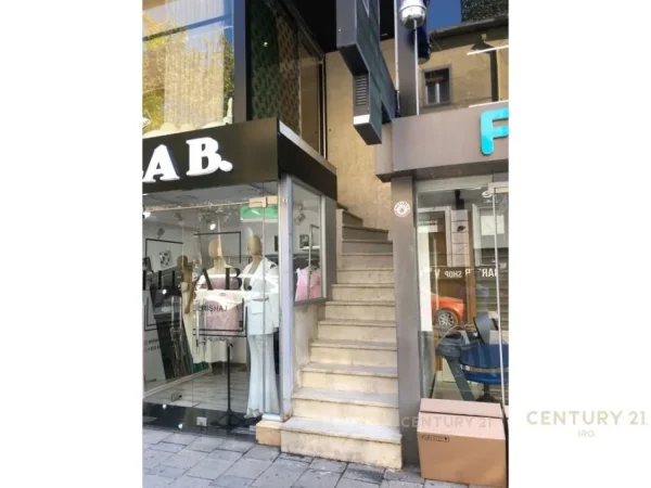 Tirane, jepet me qera ambjent biznesi Kati 2, 91 m² 2.000 € (BLLOK)