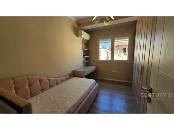 Tirane, jepet me qera apartament 2+1+Aneks+Ballkon Kati 3, 98 m² 750 € 