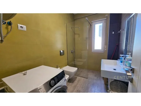 Tirane, jepet me qera apartament 2+1+Aneks+Ballkon Kati 3, 98 m² 750 € 
