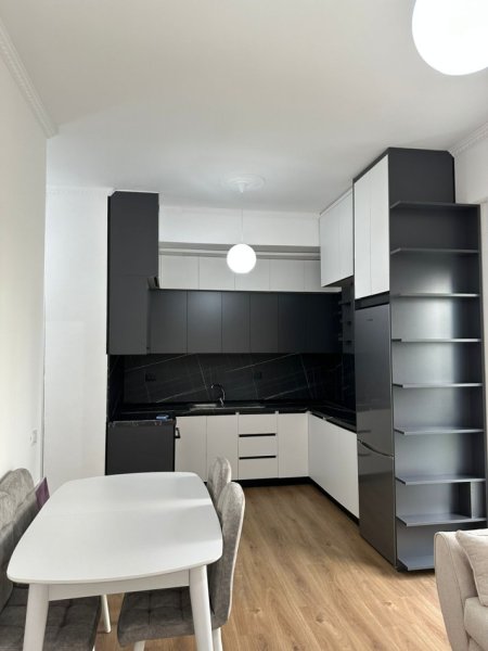 Tirane, jepet me qera apartament 1+1+Aneks+Ballkon , 480 € (fresku)