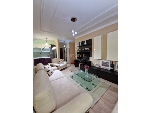 Tirane, jepet me qera apartament 1+1+Aneks+Ballkon Kati 2, 80 m² 800 € 