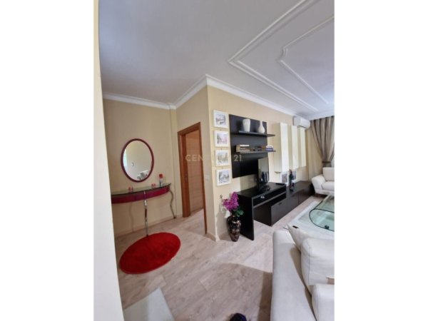Tirane, jepet me qera apartament 1+1+Aneks+Ballkon Kati 2, 80 m² 800 € 