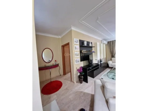 Tirane, jepet me qera apartament 1+1+Aneks+Ballkon Kati 2, 80 m² 800 € 