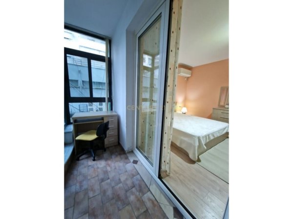 Tirane, jepet me qera apartament 1+1+Aneks+Ballkon Kati 2, 80 m² 800 € 
