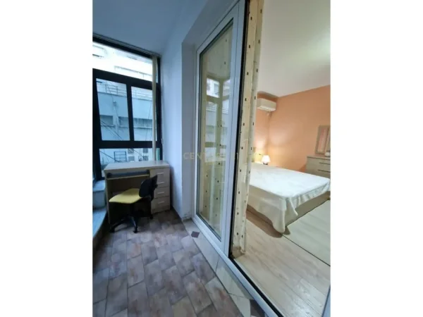 Tirane, jepet me qera apartament 1+1+Aneks+Ballkon Kati 2, 80 m² 800 € 