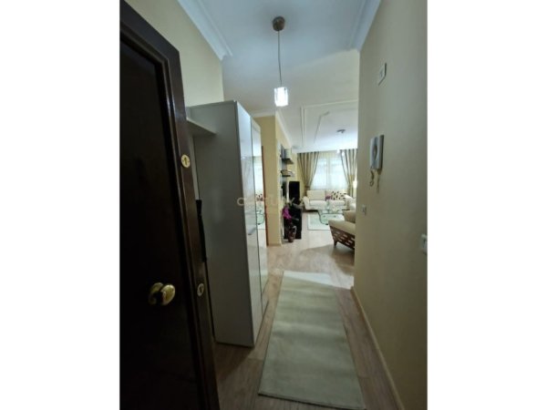 Tirane, jepet me qera apartament 1+1+Aneks+Ballkon Kati 2, 80 m² 800 € 