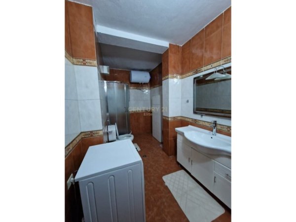 Tirane, jepet me qera apartament 1+1+Aneks+Ballkon Kati 2, 80 m² 800 € 