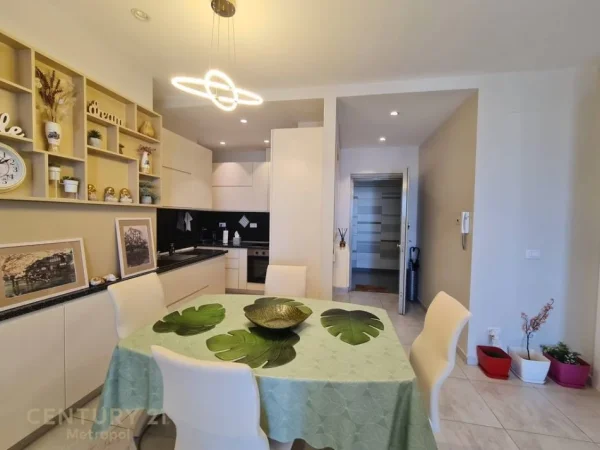 Tirane, jepet me qera apartament 2+1+Aneks+Ballkon Kati 19, 125 m² 1.800 € (Ambasador 3)
