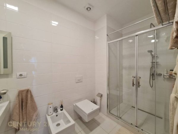 Tirane, jepet me qera apartament 2+1+Aneks+Ballkon Kati 19, 125 m² 1.800 € (Ambasador 3)