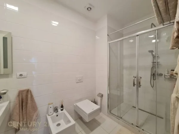 Tirane, jepet me qera apartament 2+1+Aneks+Ballkon Kati 19, 125 m² 1.800 € (Ambasador 3)