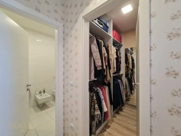 Tirane, jepet me qera apartament 2+1+Aneks+Ballkon Kati 19, 125 m² 1.800 € (Ambasador 3)