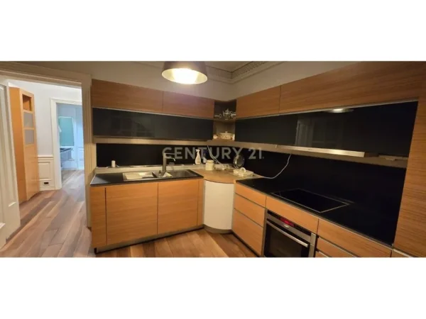 Tirane, jepet me qera apartament 1+1+Aneks+Ballkon Kati 2, 75 m² 700 € (Shkolla e kuqe)