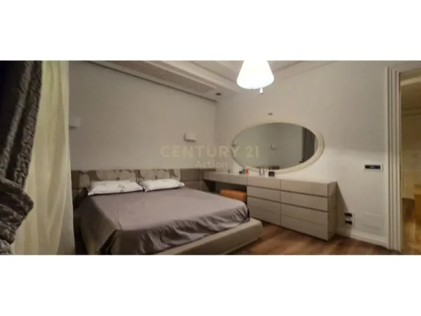 Tirane, jepet me qera apartament 1+1+Aneks+Ballkon Kati 2, 75 m² 700 € (Shkolla e kuqe)