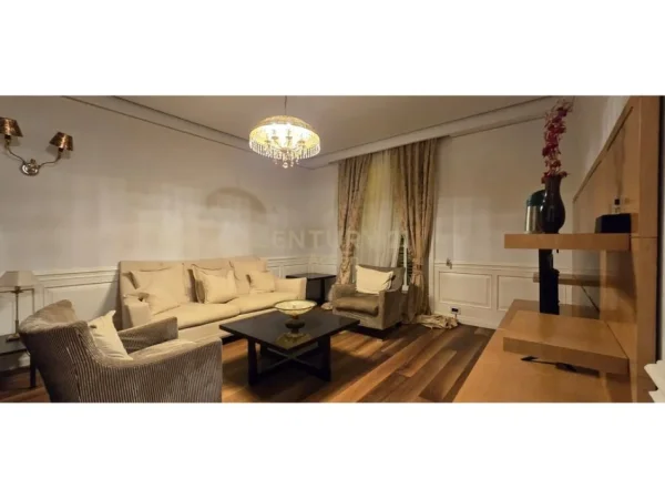 Tirane, jepet me qera apartament 1+1+Aneks+Ballkon Kati 2, 75 m² 700 € (Shkolla e kuqe)