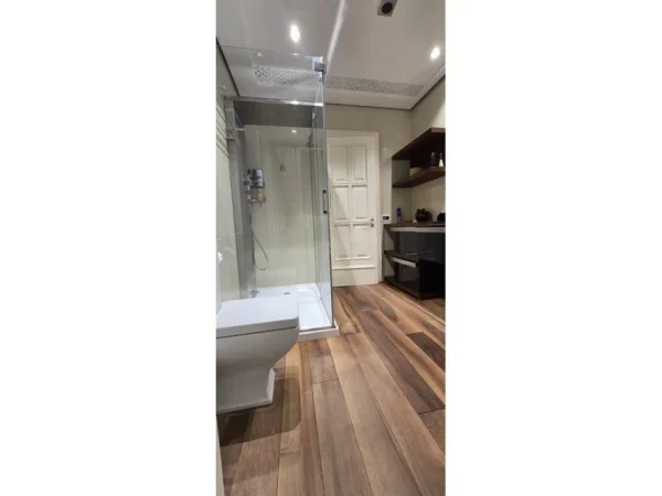 Tirane, jepet me qera apartament 1+1+Aneks+Ballkon Kati 2, 75 m² 700 € (Shkolla e kuqe)