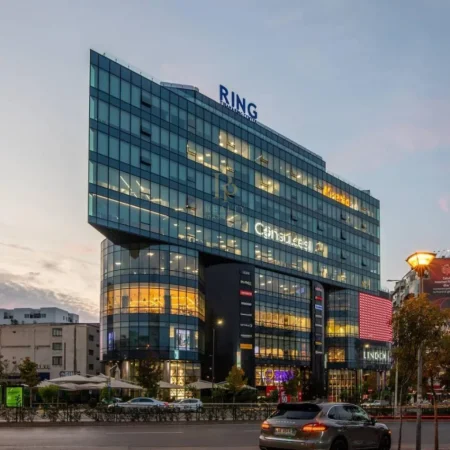 Tirane, jepet me qera ambjent biznesi Kati 5, 131 m² 1.300 € (Zogu i Zi)