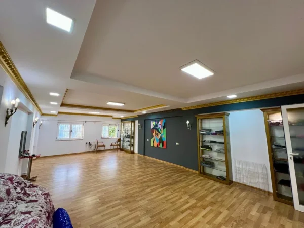 Tirane, jepet me qera ambjent biznesi Kati 0, 122 m² 1.455 € (Piaca - Qender)