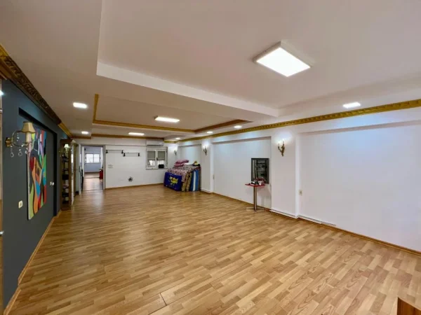 Tirane, jepet me qera ambjent biznesi Kati 0, 122 m² 1.455 € (Piaca - Qender)