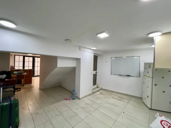 Tirane, jepet me qera ambjent biznesi Kati 0, 122 m² 1.455 € (Piaca - Qender)