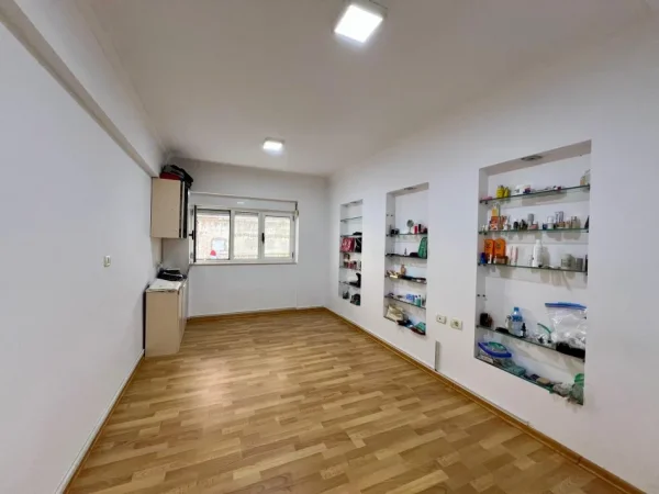 Tirane, jepet me qera ambjent biznesi Kati 0, 122 m² 1.455 € (Piaca - Qender)