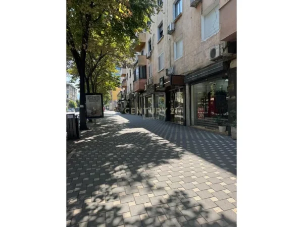 Tirane, jepet me qera dyqan Kati 0, 24 m² 950 € 